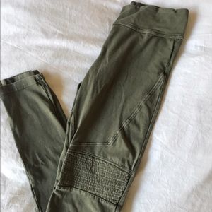 Army green, Brass Plum (BP), size small, leggings